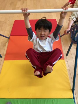 雨の日は鉄棒でカラダを動かす( ◠‿◠ )